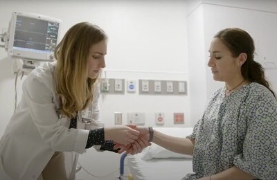 Кодирование Аквилонг в Калязине Врач держит пациентку за руку