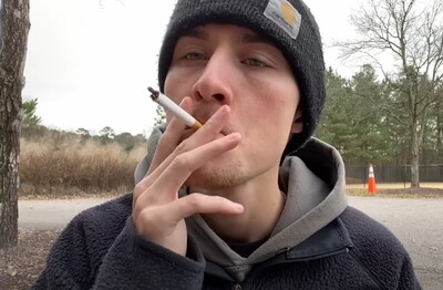 Лечение зависимости от табакокурения в Калязине Мужчина с сигаретой делает затяжку