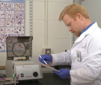 Клиника лечения наркозависимости в Калязине Врач в кабинете клиники