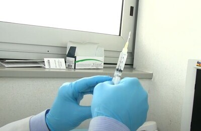 Проведение кодирования Вивитролом в Калязине Шприц с Вивитролом в руках у врача